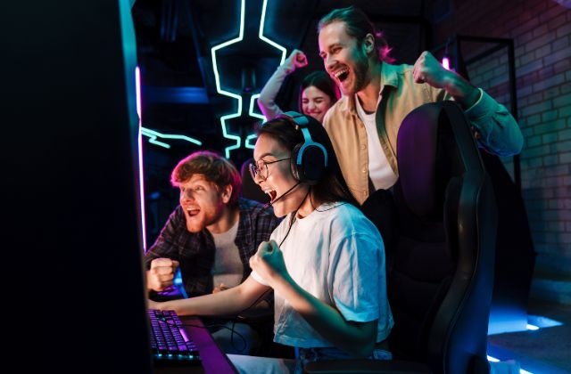 eスポーツで盛り上がる人々